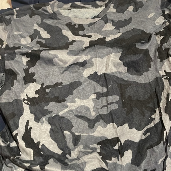 Assorted tees all small! Great for kids or that female - Picture 4 of 8